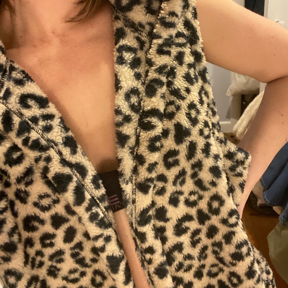 Fleece leopard vest